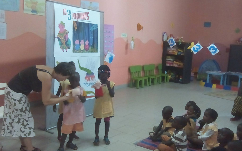 Embaixatriz da Delegação da UE dá voz a história infantil na Guiné-Bissau
