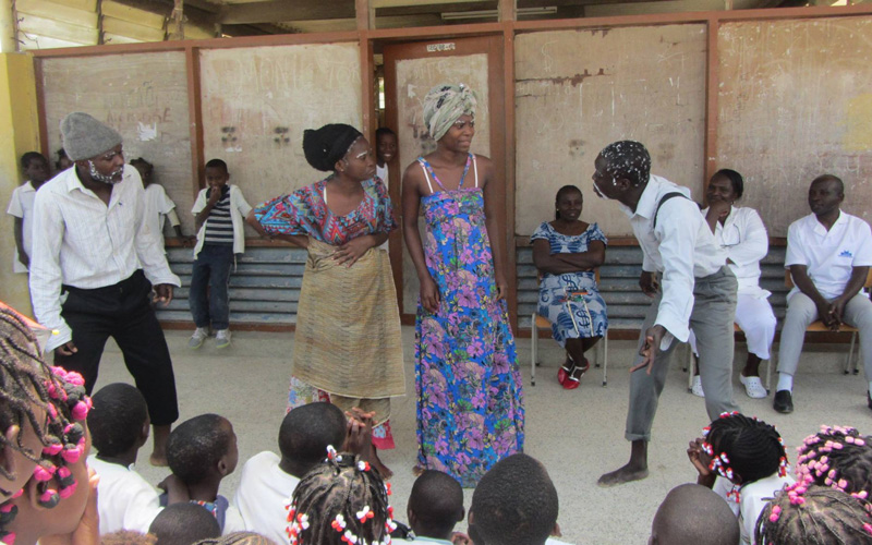 Teatro e Palestras nas Escolas e Igrejas em Angola