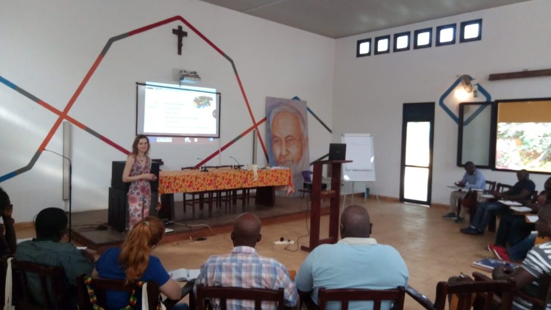 Formação em estratégia organizacional, gestão de recursos humanos, gestão financeira e monitorização dos dados de proteção social da criança