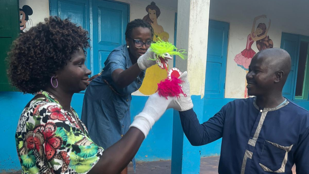 Educadores na Guiné-Bissau exploram o livro e o seu potencial educativo e inclusivo